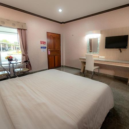 Martina Hotel Surin Buitenkant foto